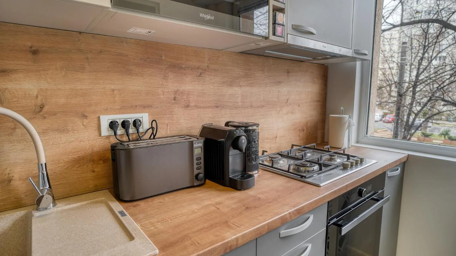 City Chic Retreat: Newly Renovated 1Br Apartment Bukurešť