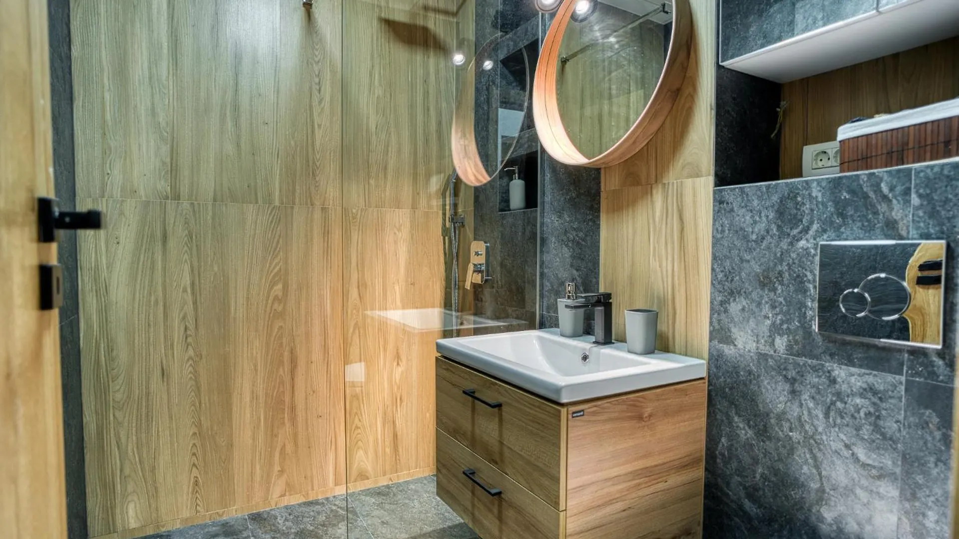 City Chic Retreat: Newly Renovated 1Br Apartment Bukurešť