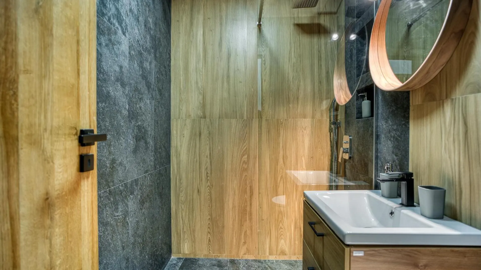 City Chic Retreat: Newly Renovated 1Br Apartment Bukurešť